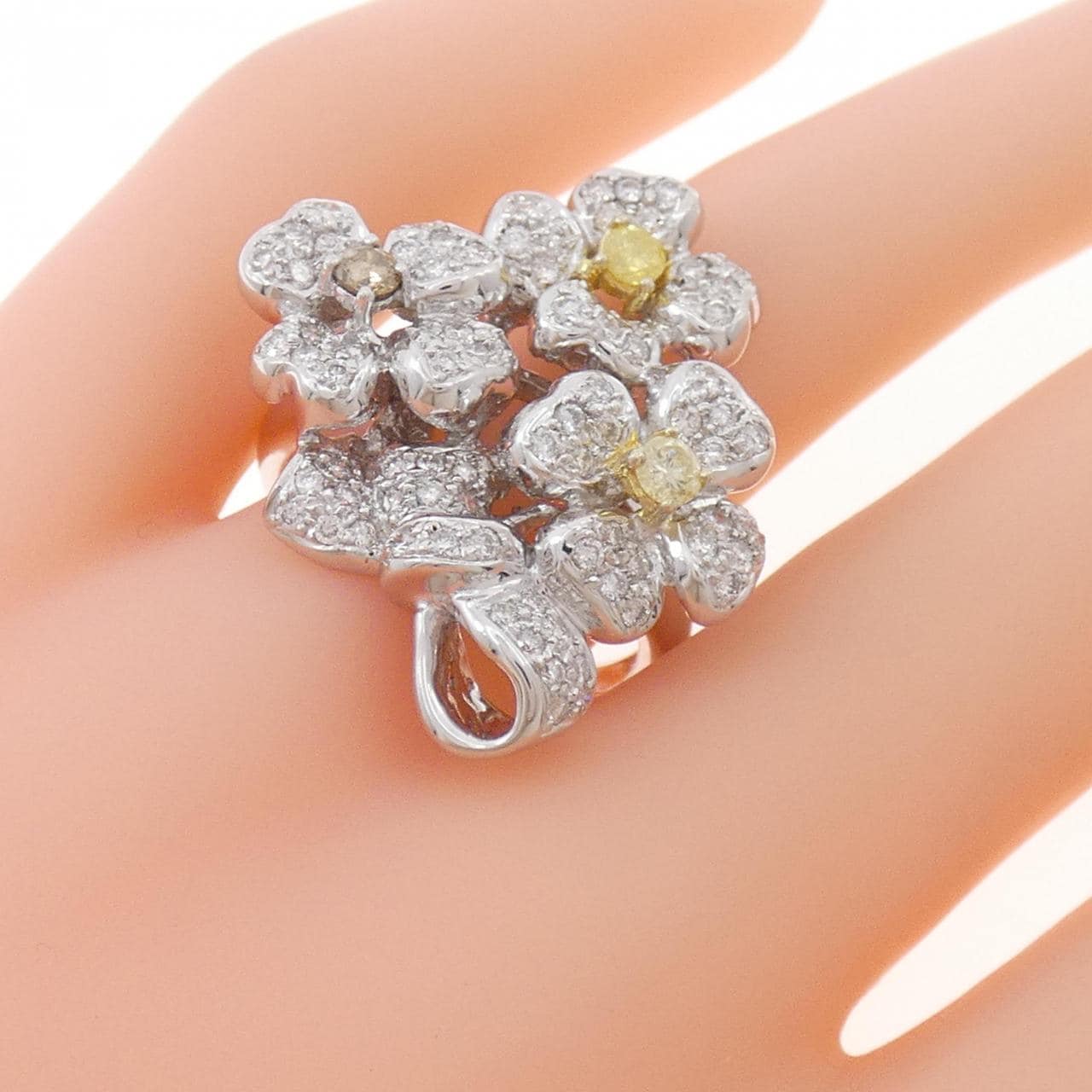 K18WG フラワー ダイヤモンド リング 0.29CT