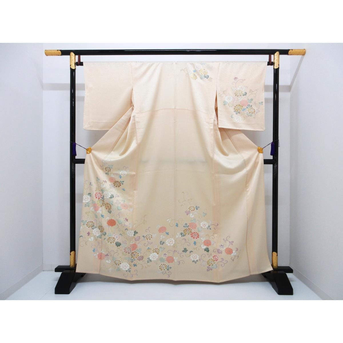 Single layer formal kimono with gold embroidery and Yuzen pattern