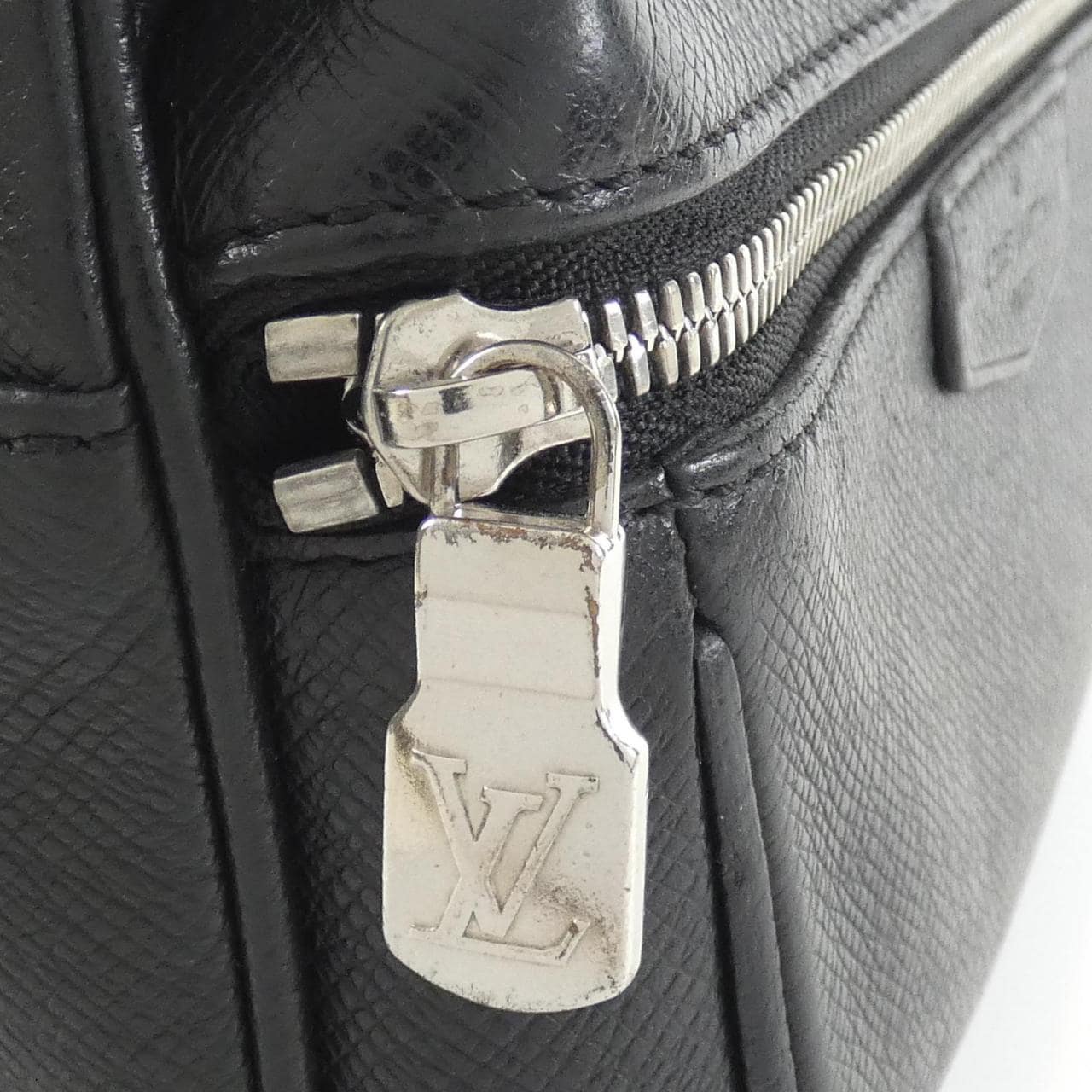 LOUIS VUITTON Taiga 腰包戶外 M33438 單肩包