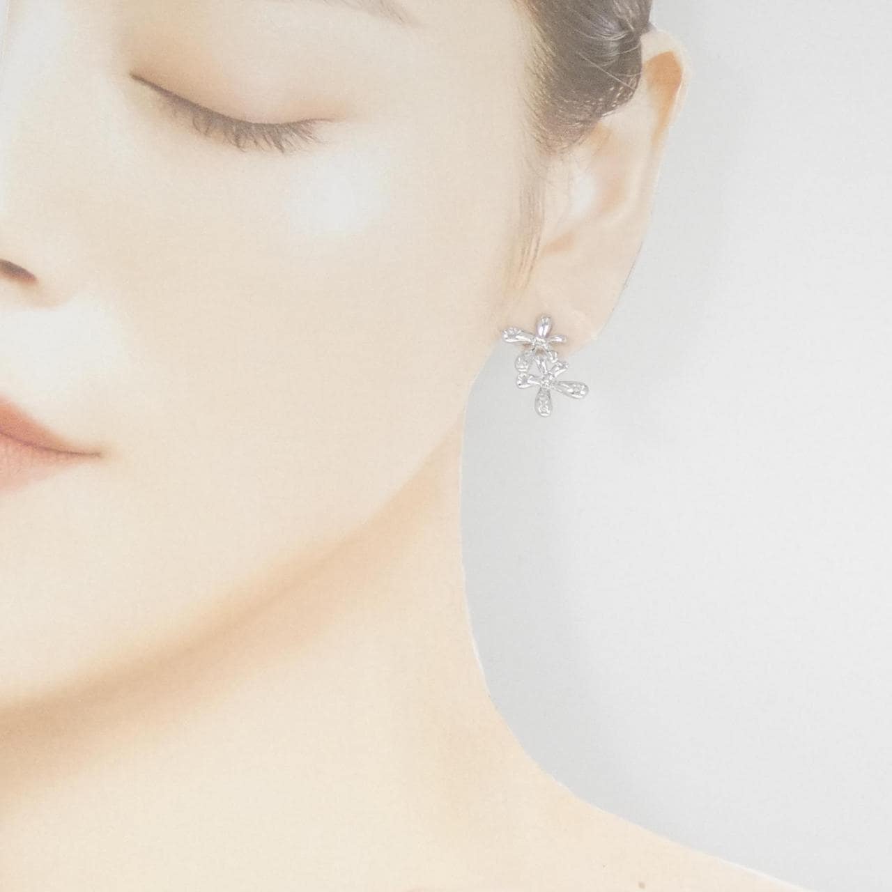 K18WG フラワー ダイヤモンド ピアス 0.10CT