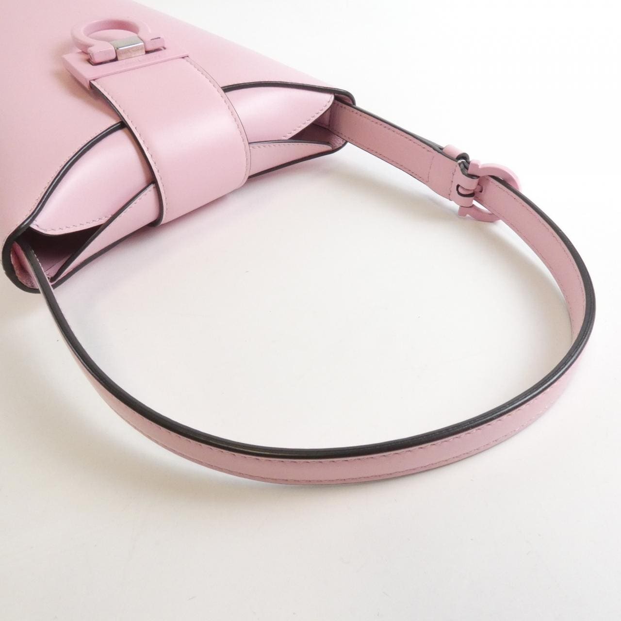 サルヴァトーレフェラガモ トリフォリオ 21 1194 ショルダーバッグ