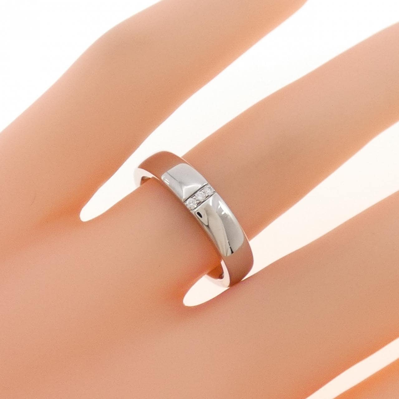 ハリーウィンストン スリーストーン リング