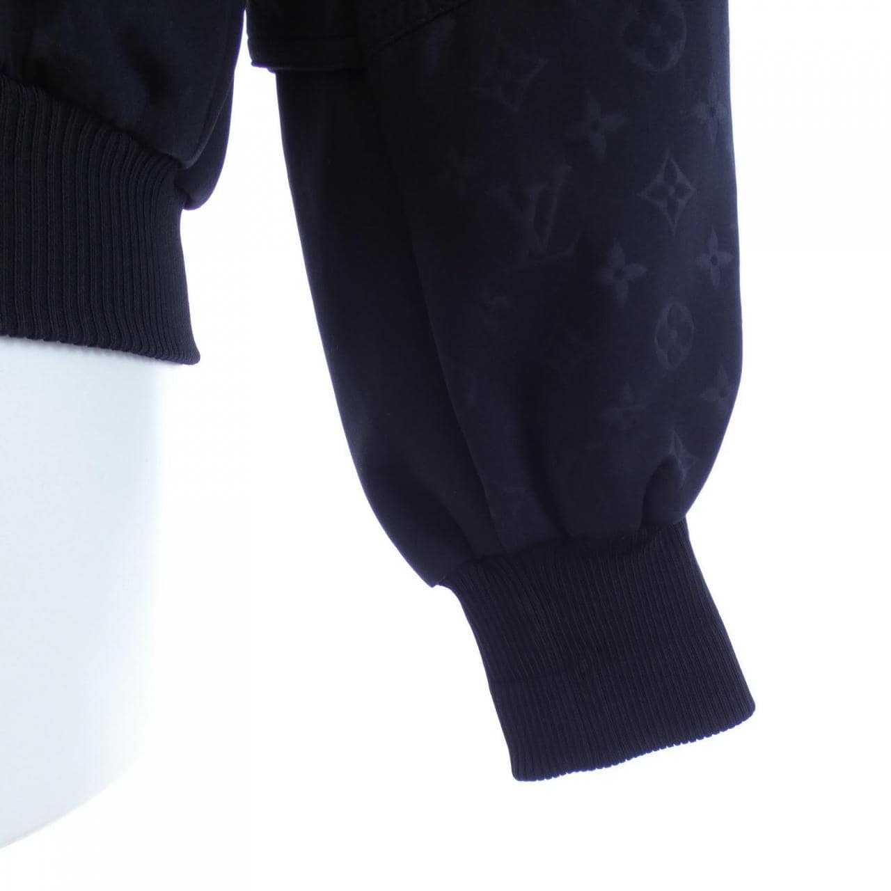 ルイヴィトン LOUIS VUITTON エンボスモノグラム FMJA26D97 ブルゾン