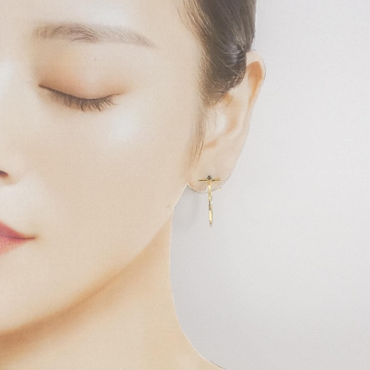 ティファニー Tワイヤー フープ ミディアム ピアス