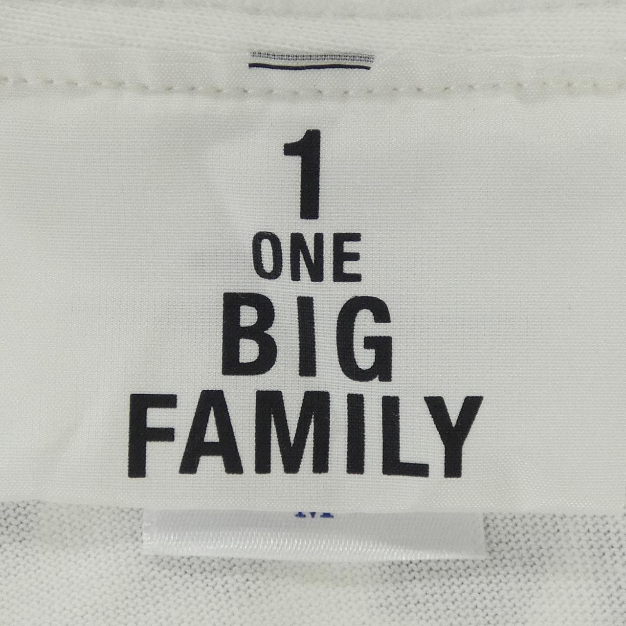 ONE BIG FAMILY Tシャツ