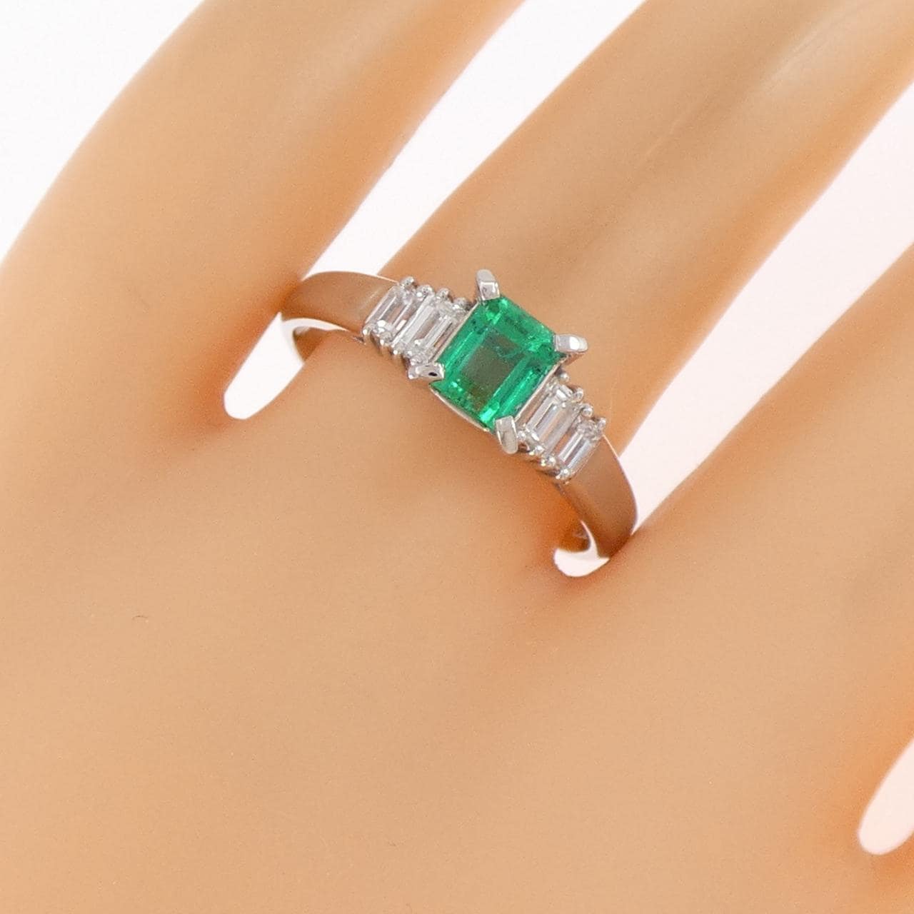 PT900 エメラルド リング 0.67CT