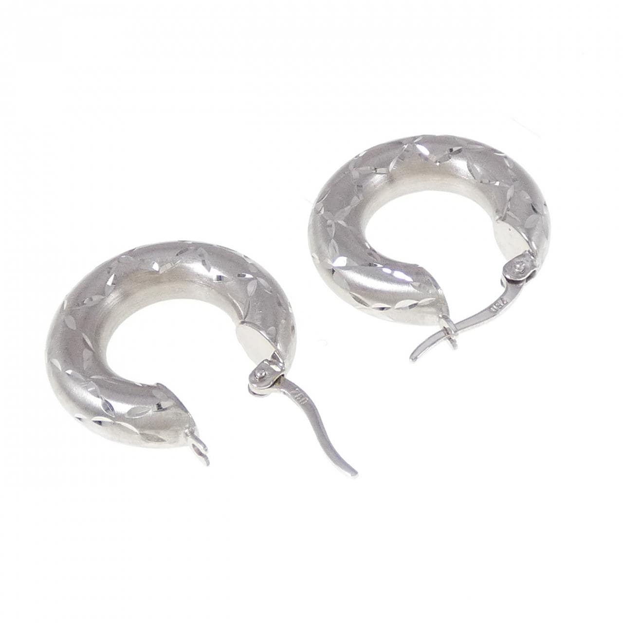 750WG earrings