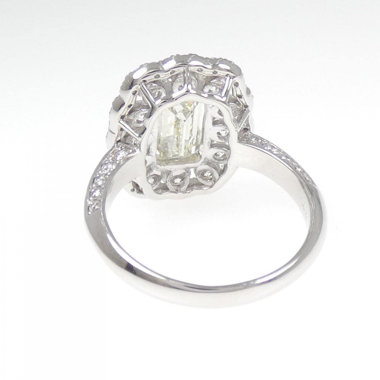 PT900 ダイヤモンド リング 2.648CT M VVS2 エメラルドカット