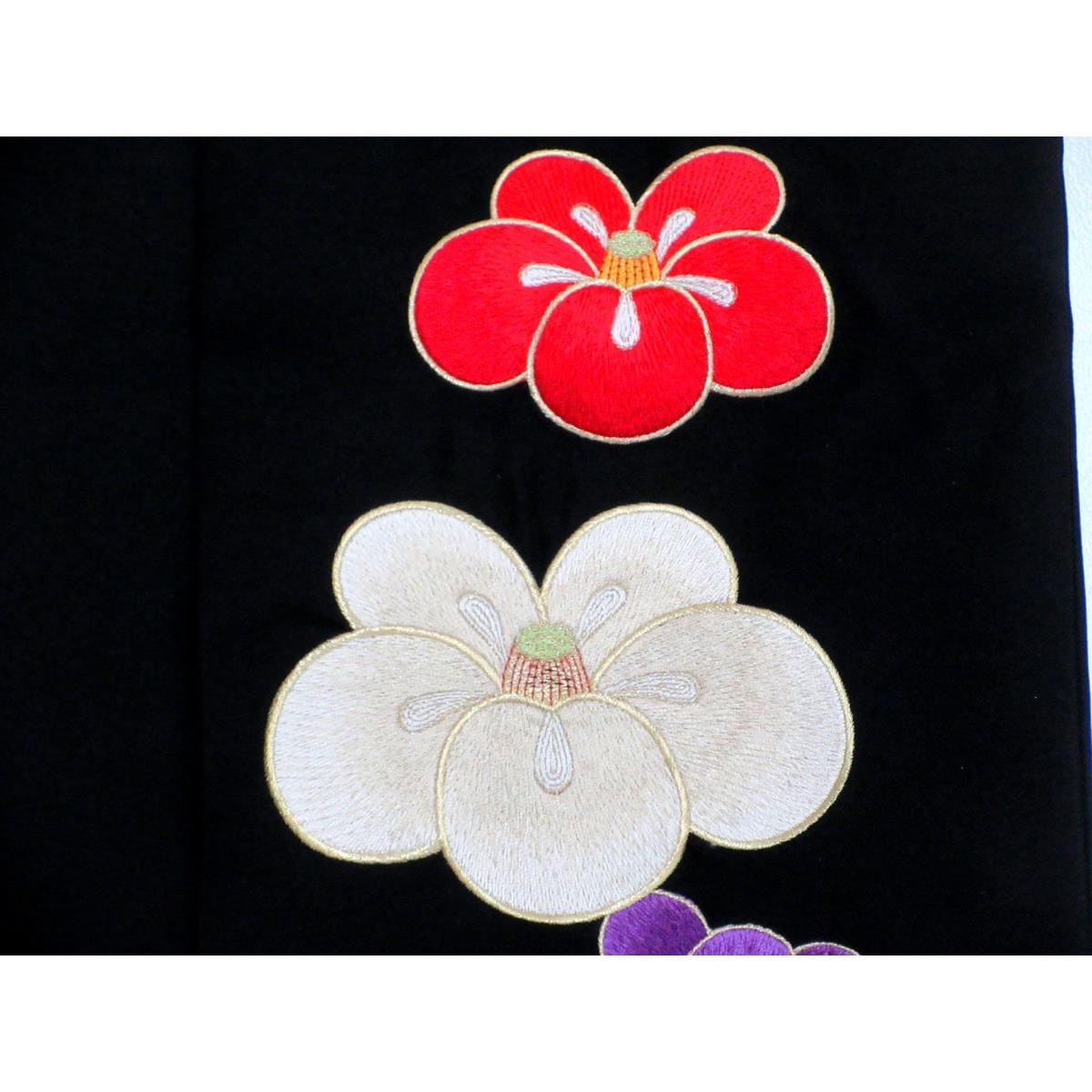 女袴　紅一点　刺繍入り　紐下１０２ｃｍ　３Ｌサイズ