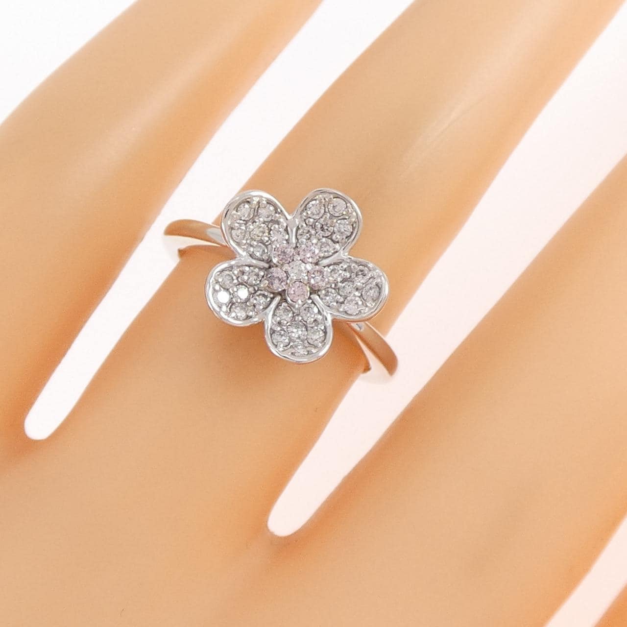 K18WG フラワー ピンクダイヤモンド リング 0.05CT