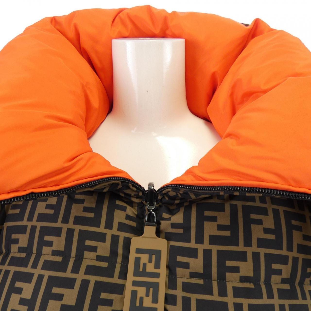 フェンディ FENDI FAA427 A6JB ダウンジャケット