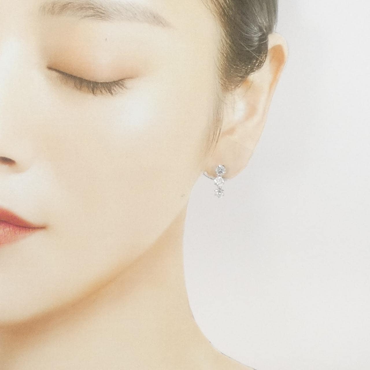 K18WG スリーストーン ダイヤモンド ピアス 2.00CT