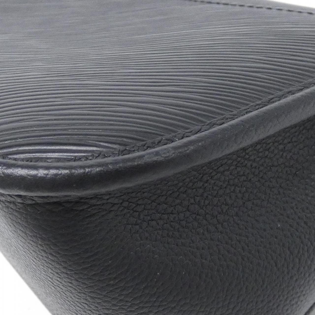 ルイヴィトン エピ ビュシ M59386 ショルダーバッグ