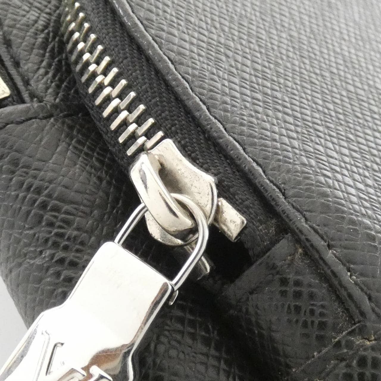 ルイヴィトン タイガ アヴェニュー スリングバッグ M30443 ショルダーバッグ