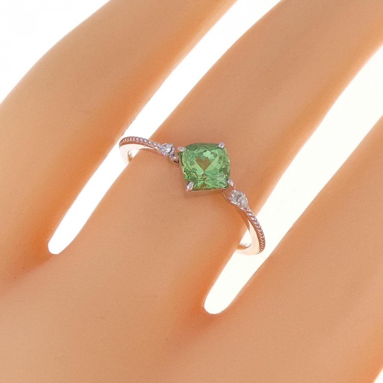 K18WG Green Garnet Ring