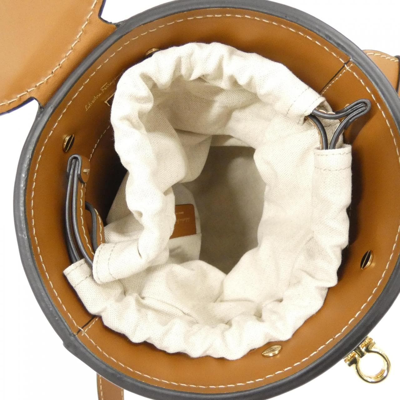 サルヴァトーレフェラガモ 21 H687 ショルダーバッグ