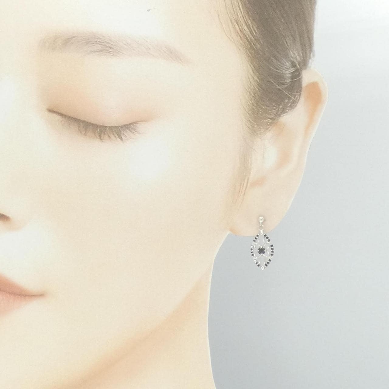 K18WG フラワー ダイヤモンド ピアス 0.48CT