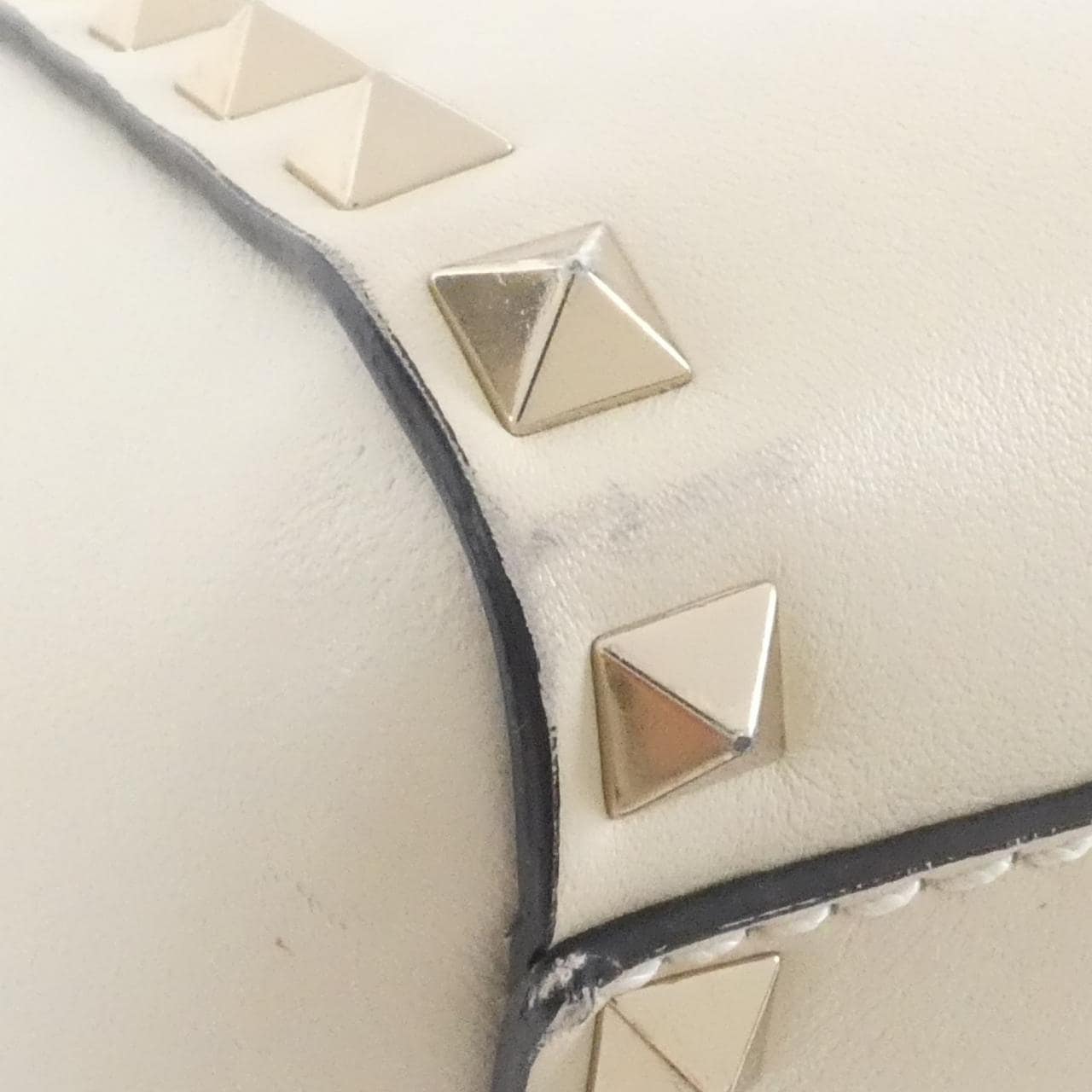 ヴァレンティノガラヴァーニ バッグ