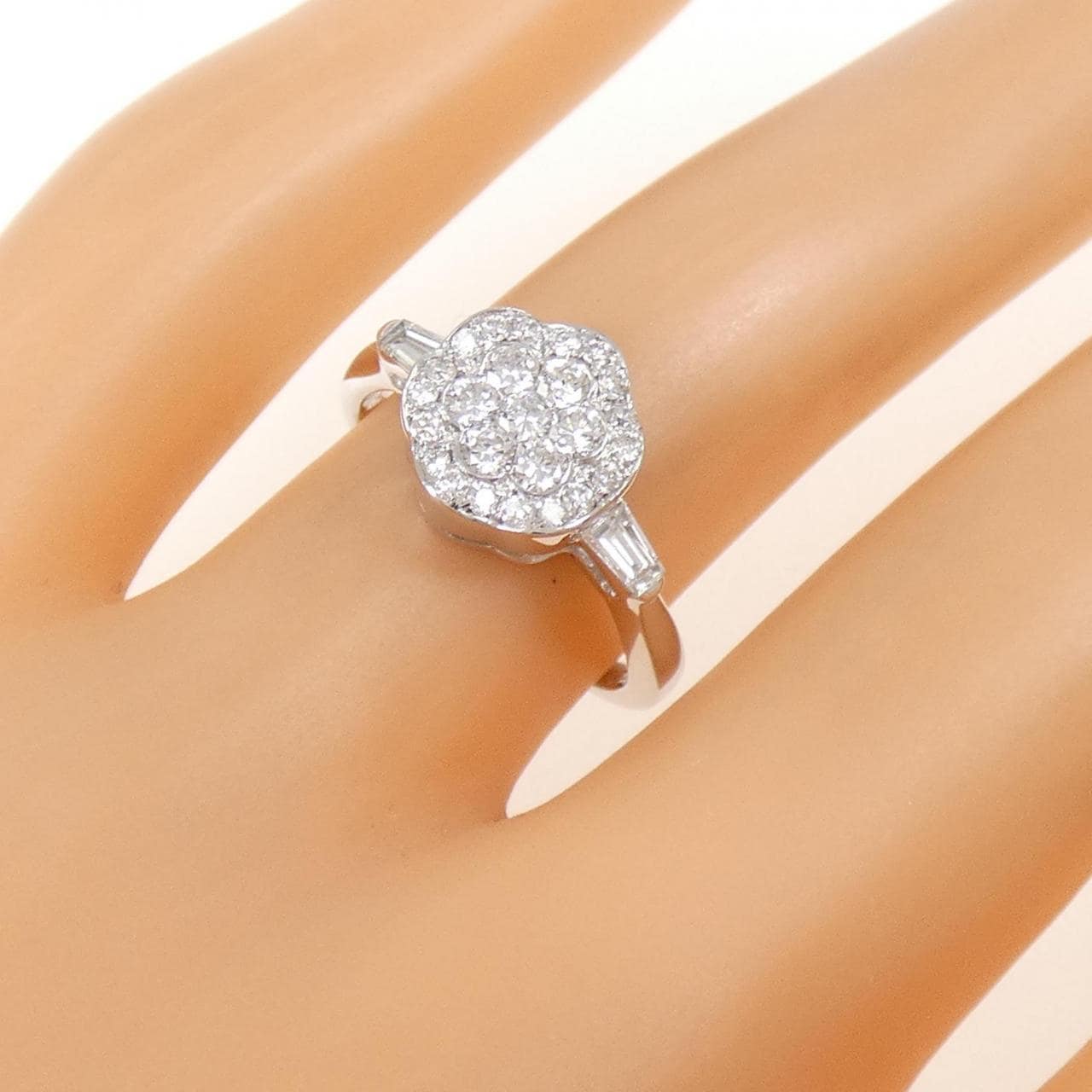 K18WG フラワー ダイヤモンド リング 0.64CT