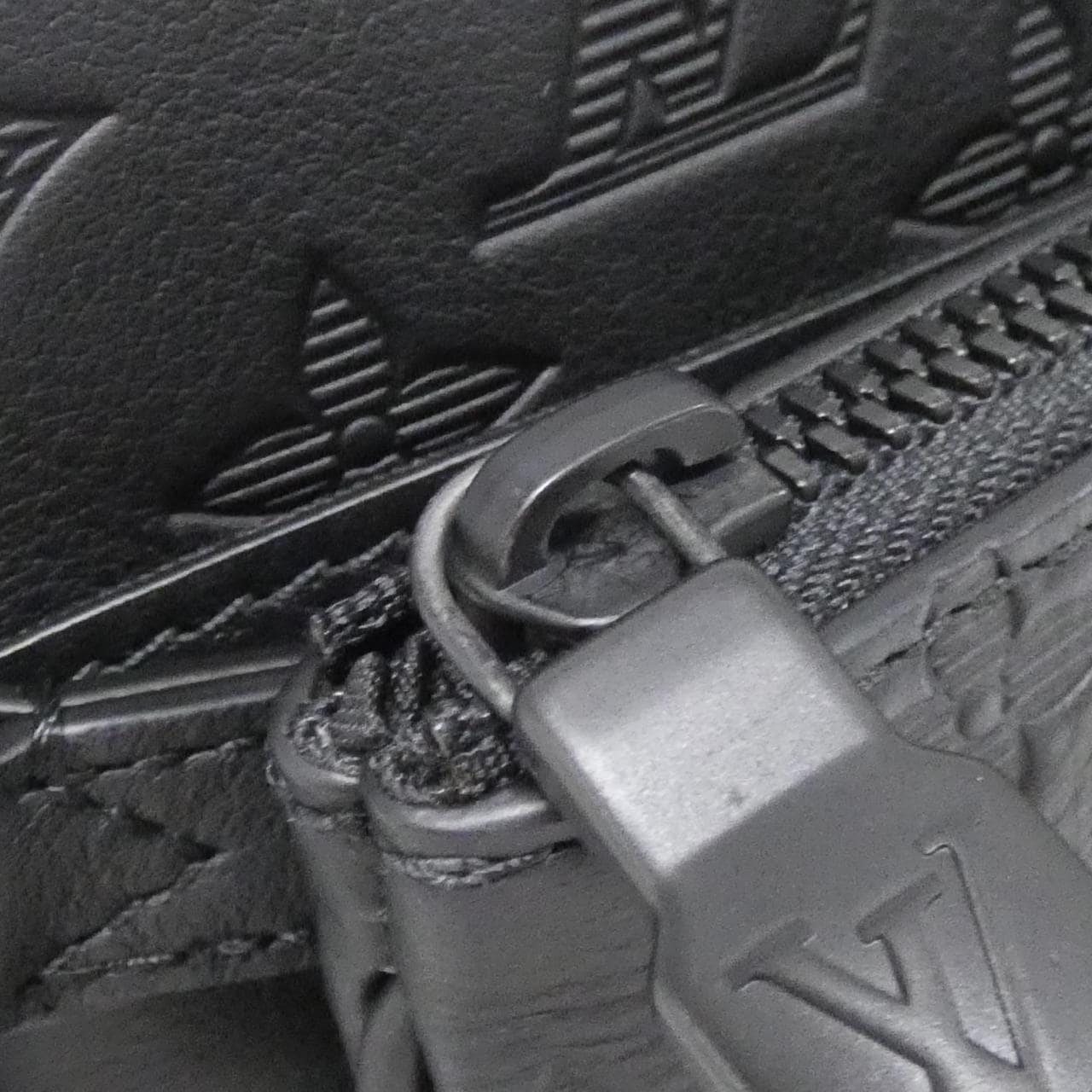 ルイヴィトン モノグラム シャドウ トリオ メッセンジャー M46602 ショルダーバッグ