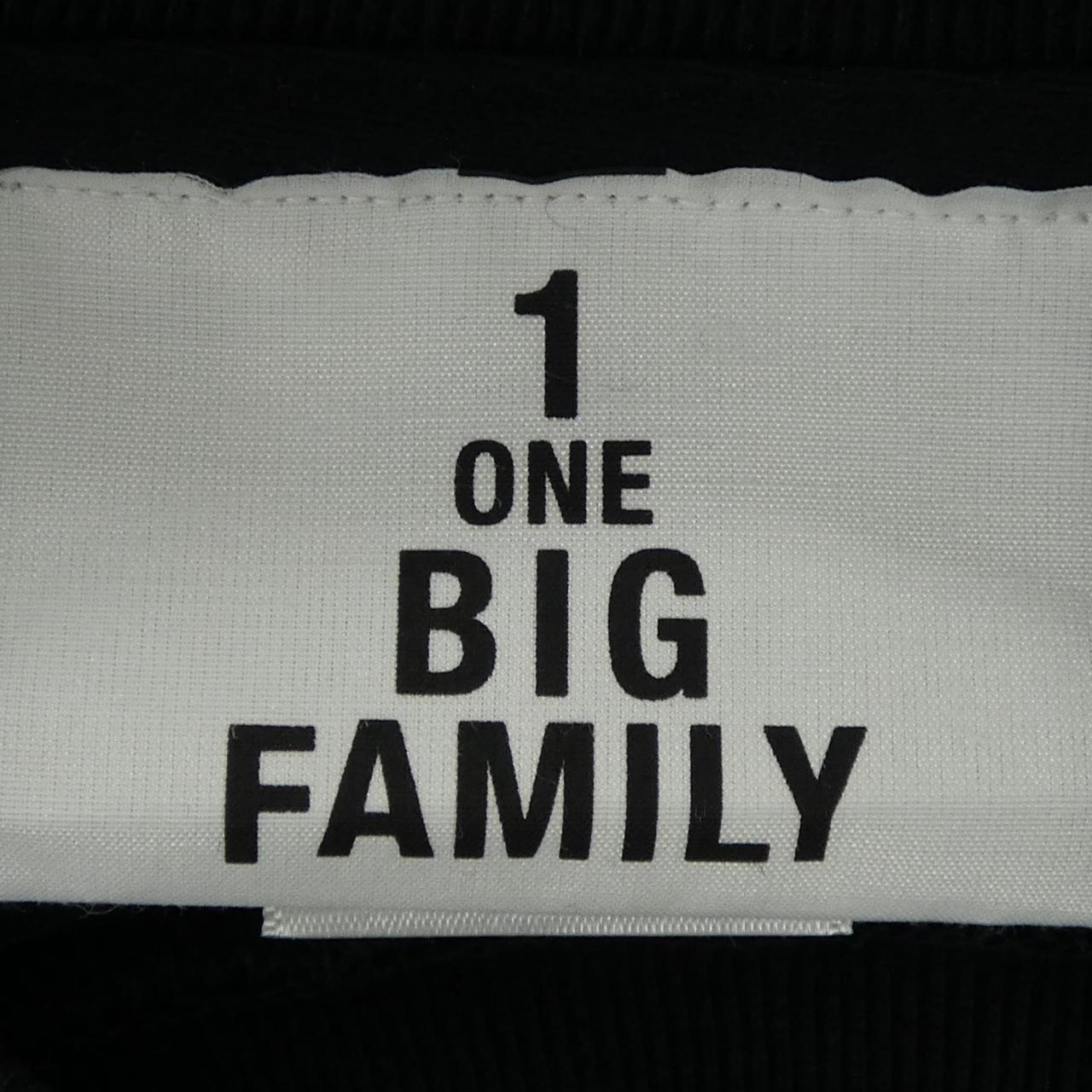 ONE BIG FAMILY Tシャツ