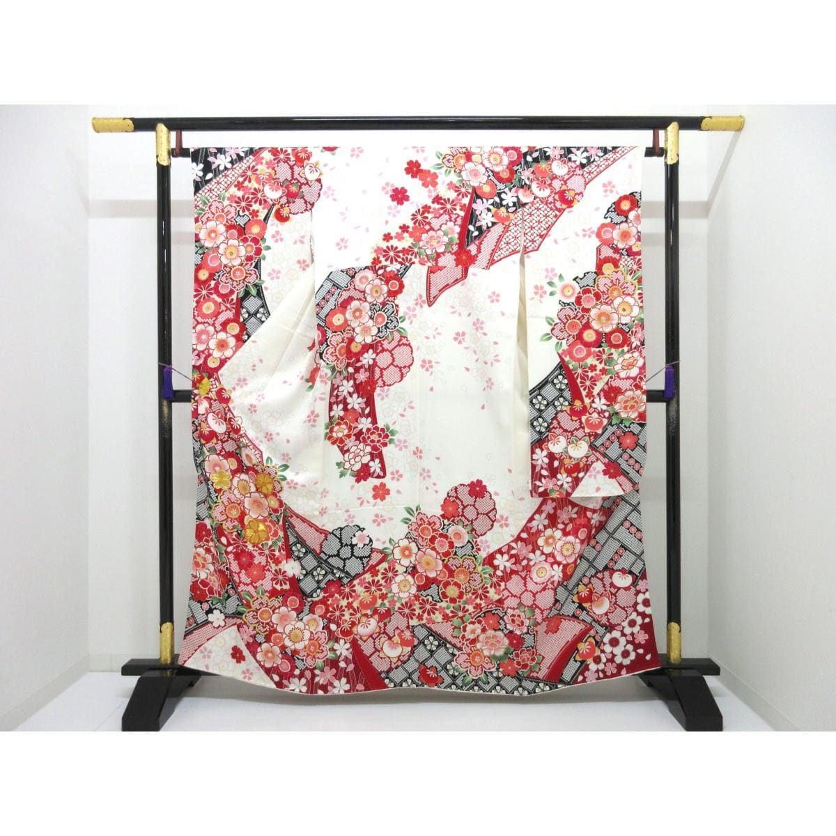 振袖　友禅金彩加工　刺繍入り