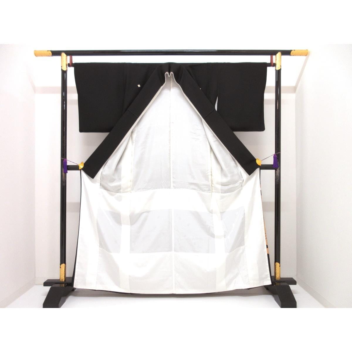 留袖　友禅金彩加工　刺繍入り　武田菱