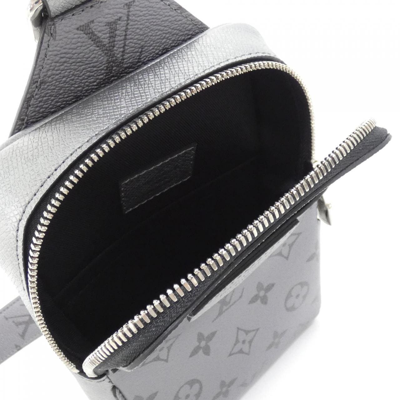 LOUIS VUITTON Taiga Rama 户外单肩包 M30833 单肩包