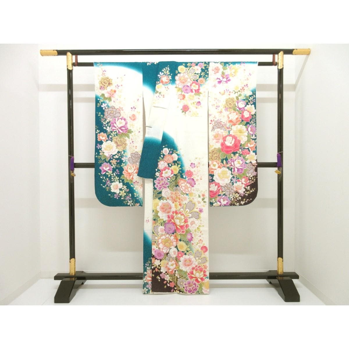 振袖　銀通しボカシ染　友禅金彩加工　刺繍入り
