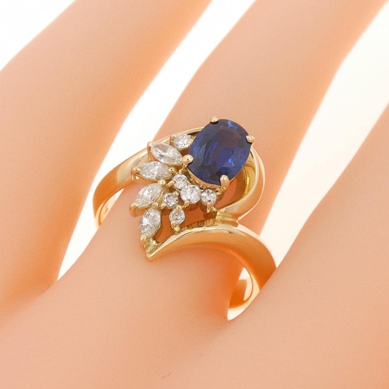 2.00ctを超えるサファイヤを手元で楽しめるデザインリングK18WGサイズ12 K18サファイアリング(0.49ct)◇ルビー通販 ベルマックス ◇