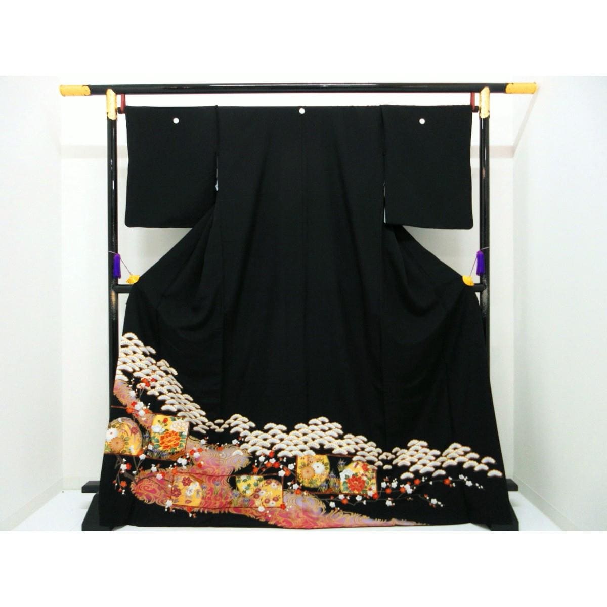留袖　友禅金彩加工　刺繍入り　丸に剣片喰　身幅２Ｌ寸