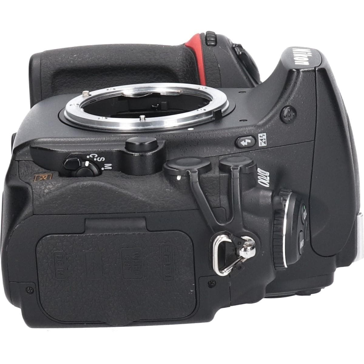 D700