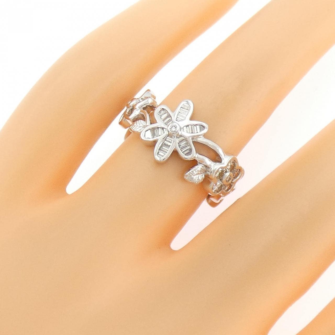 K18WG フラワー ダイヤモンド リング 0.90CT