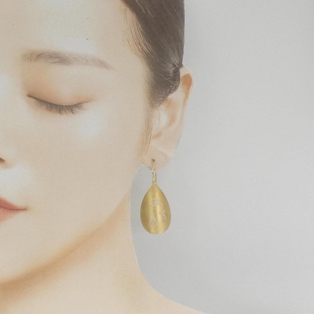 18CTYG Earrings