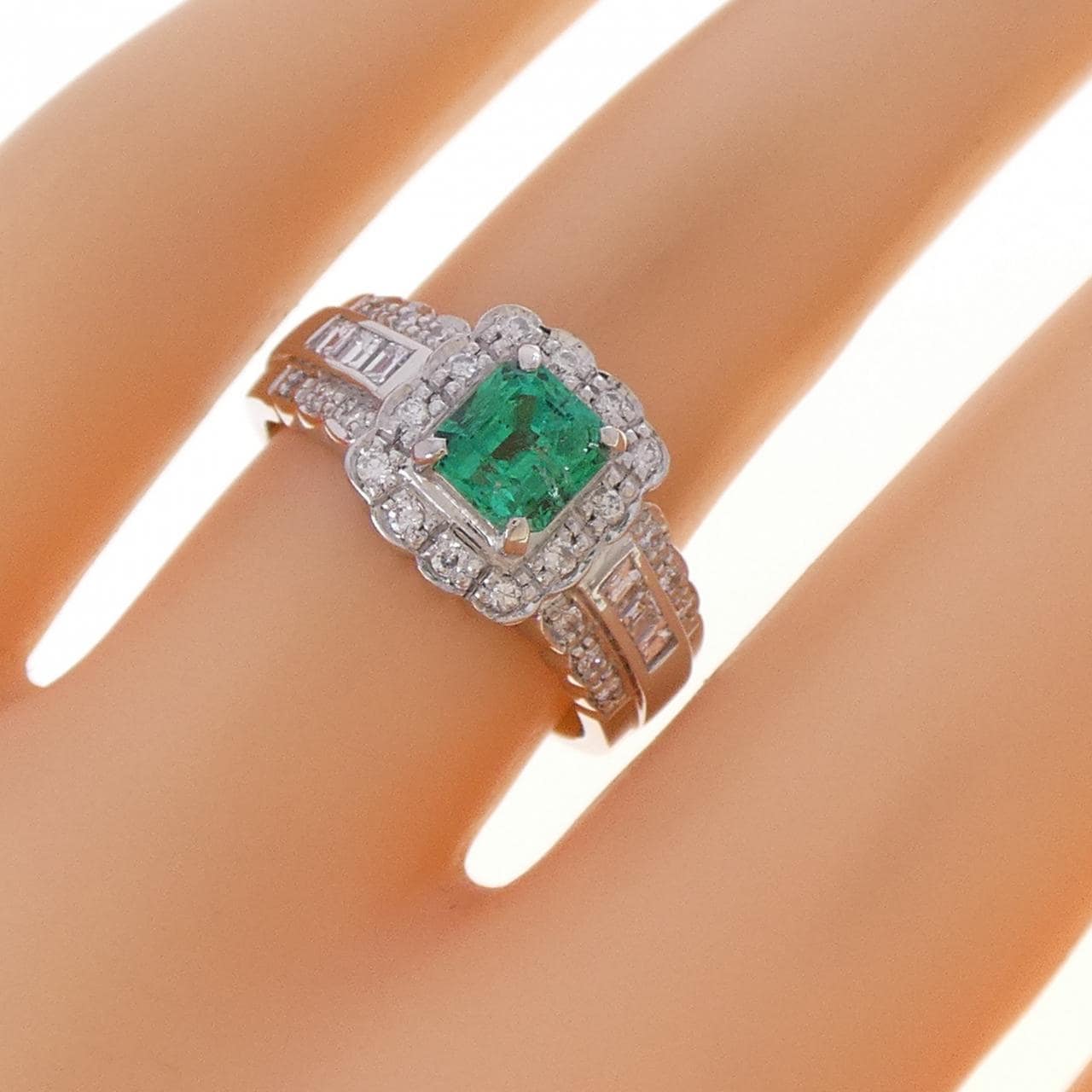 PT900 エメラルド リング 0.68CT