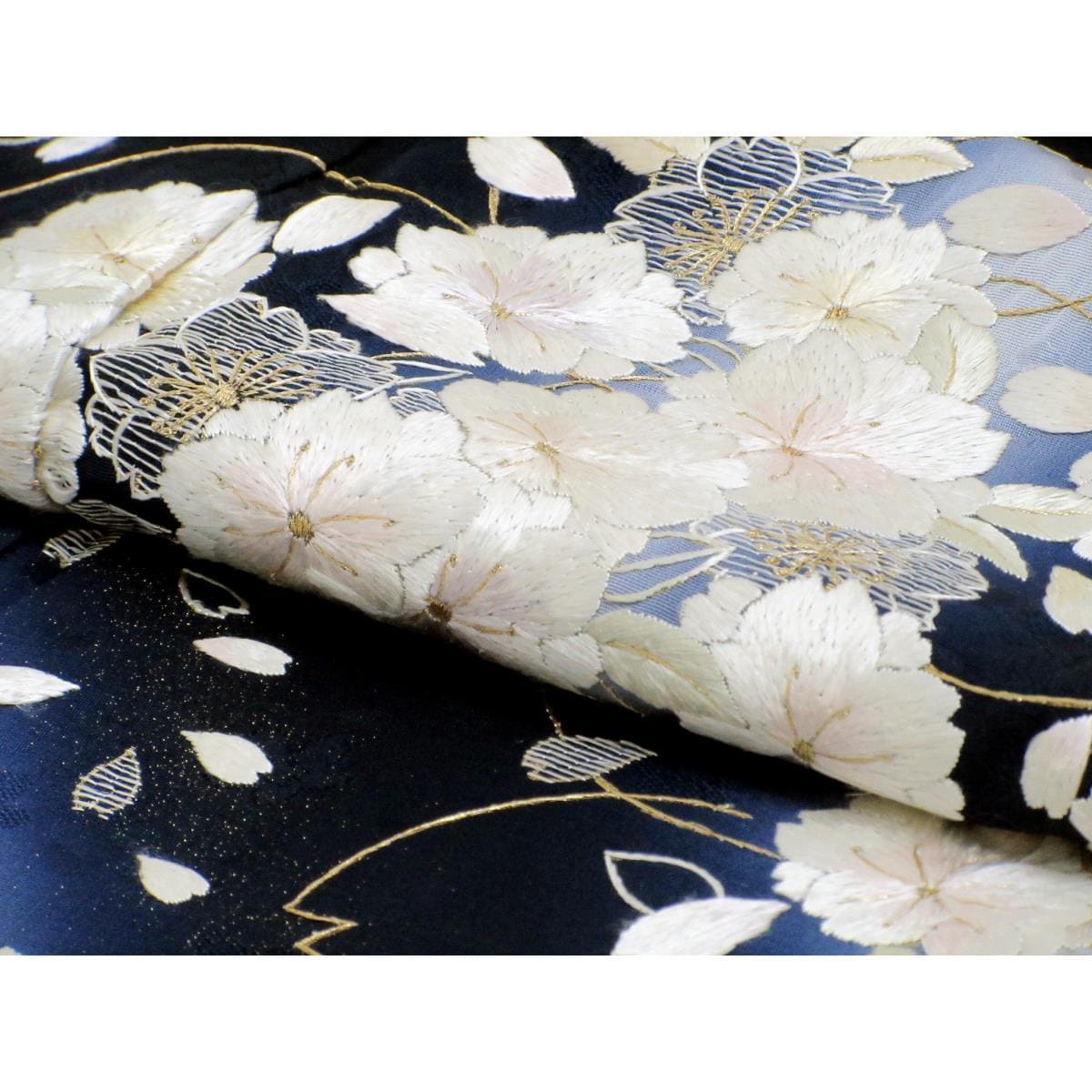 [Unused items] Visiting kimono with embroidery, gold leaf finish and gradation dyeing