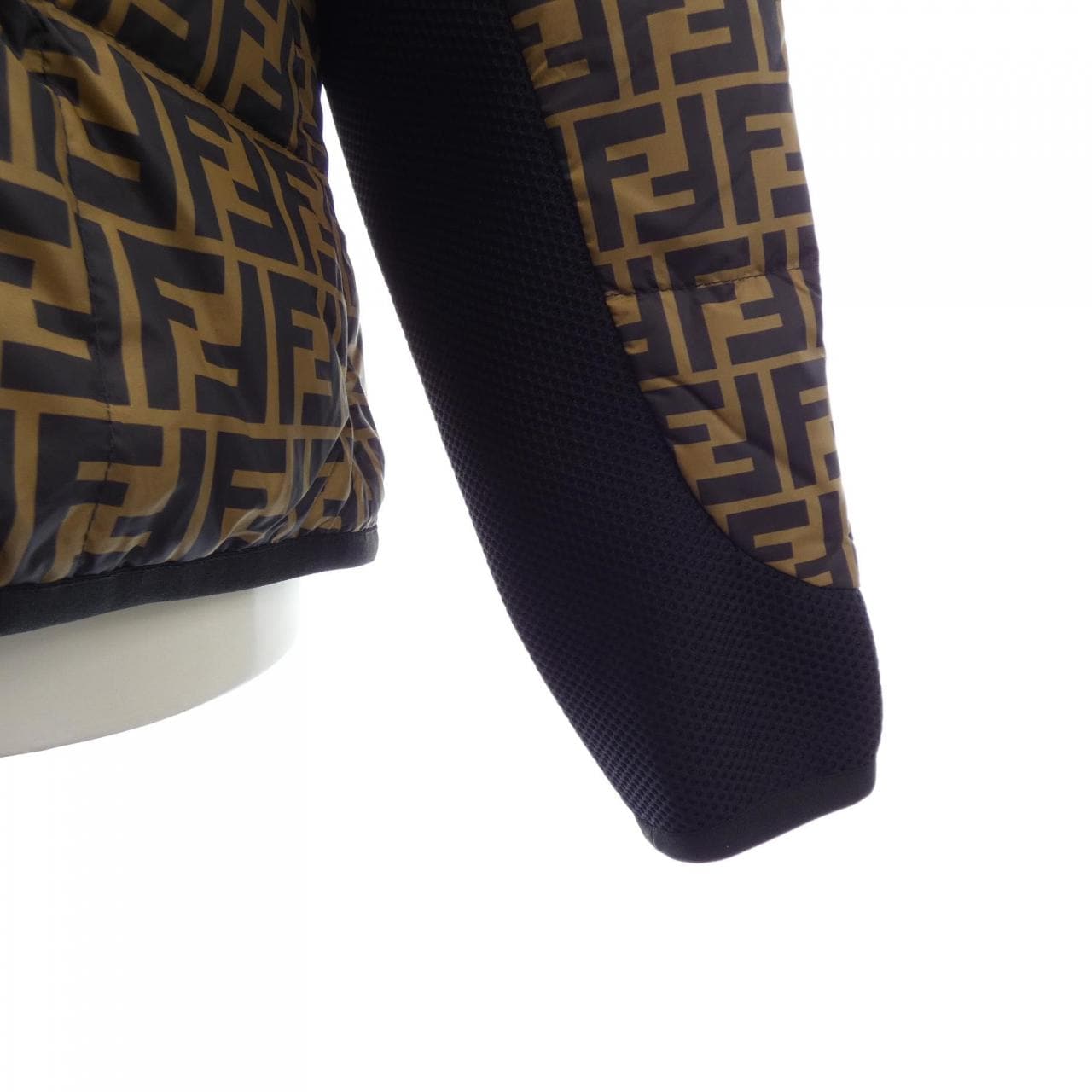 フェンディ FENDI FAF556 AAAA ダウンジャケット