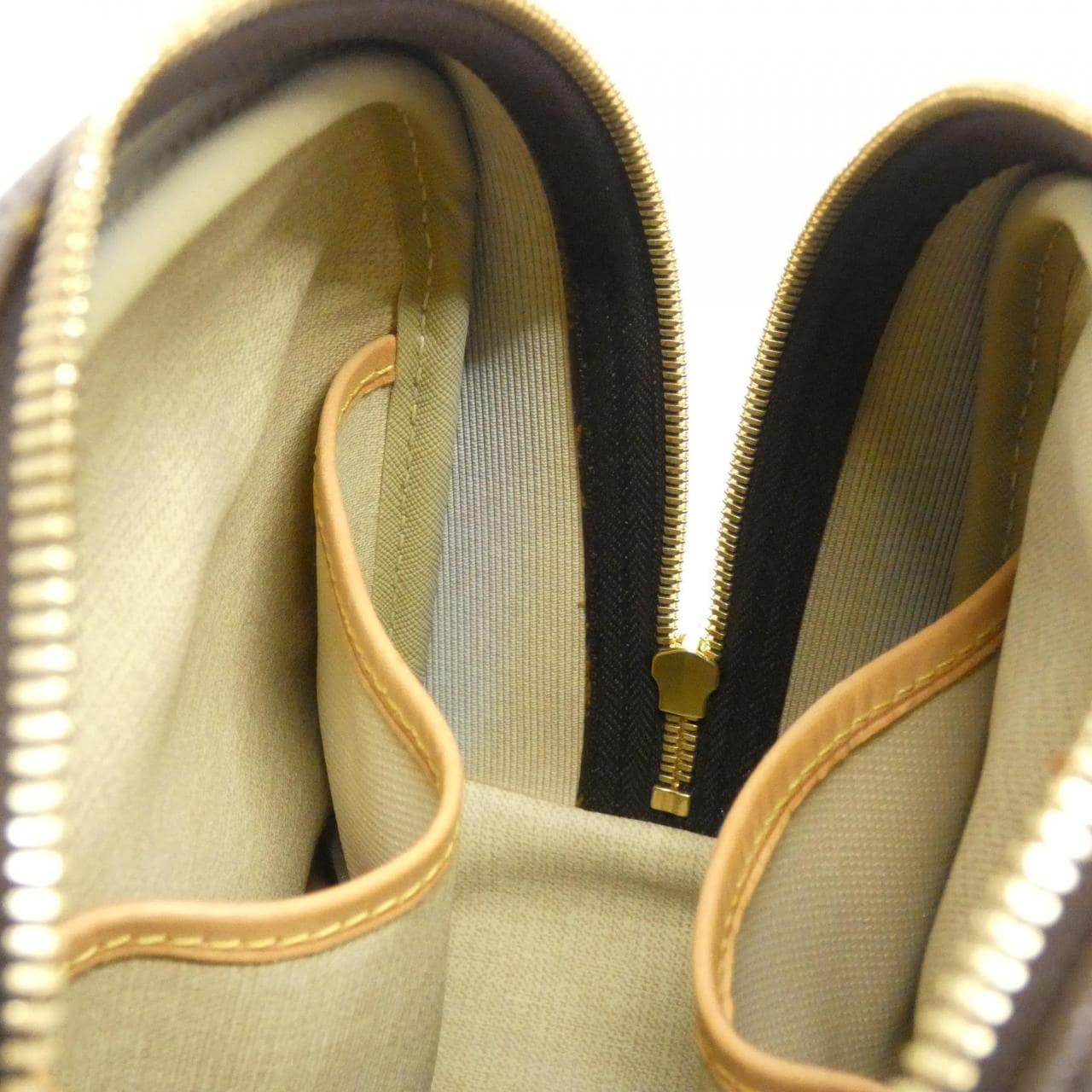 ルイヴィトン モノグラム トゥルーヴィル M42228 バッグ