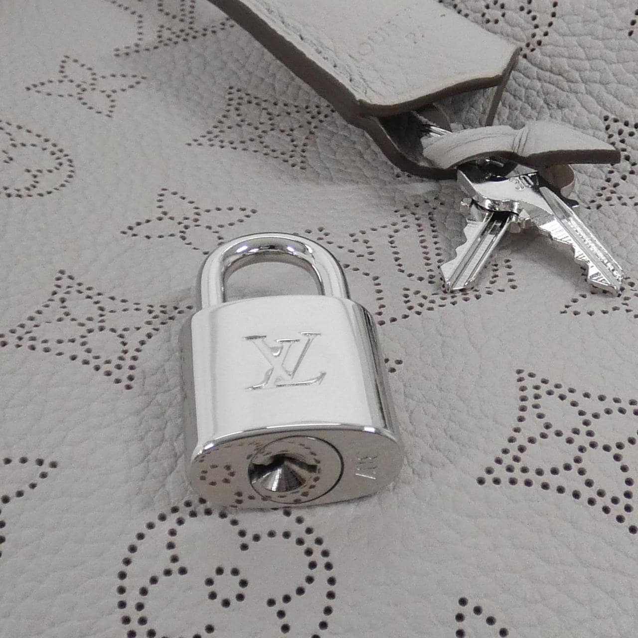 ルイヴィトン マヒナ ムリア M57526 ショルダーバッグ