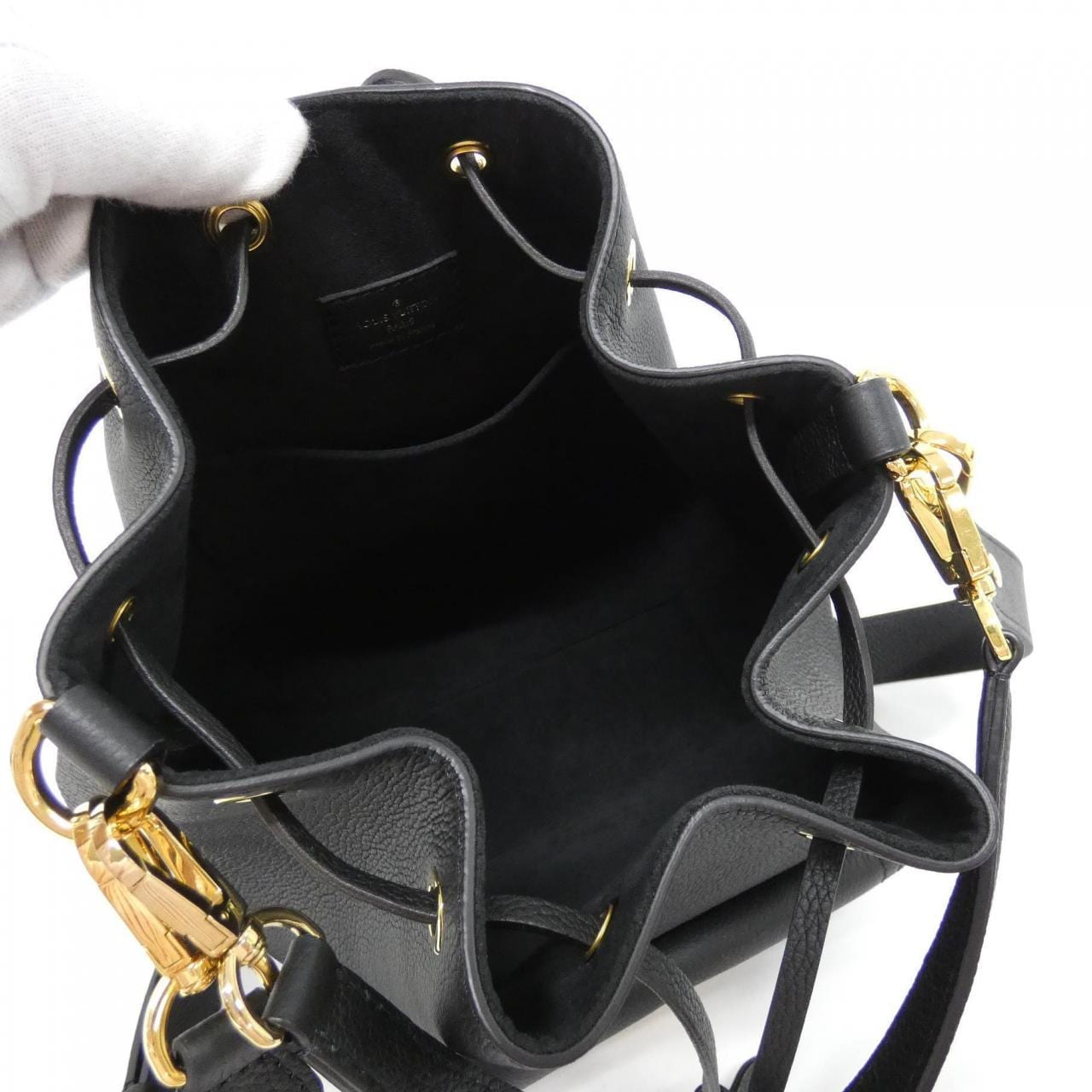 ルイヴィトン トリヨン ロックミー バケット M57687 ショルダーバッグ