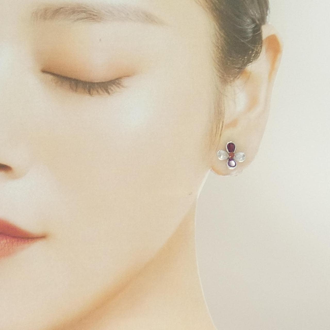 K14WG フラワー ガーネット ピアス