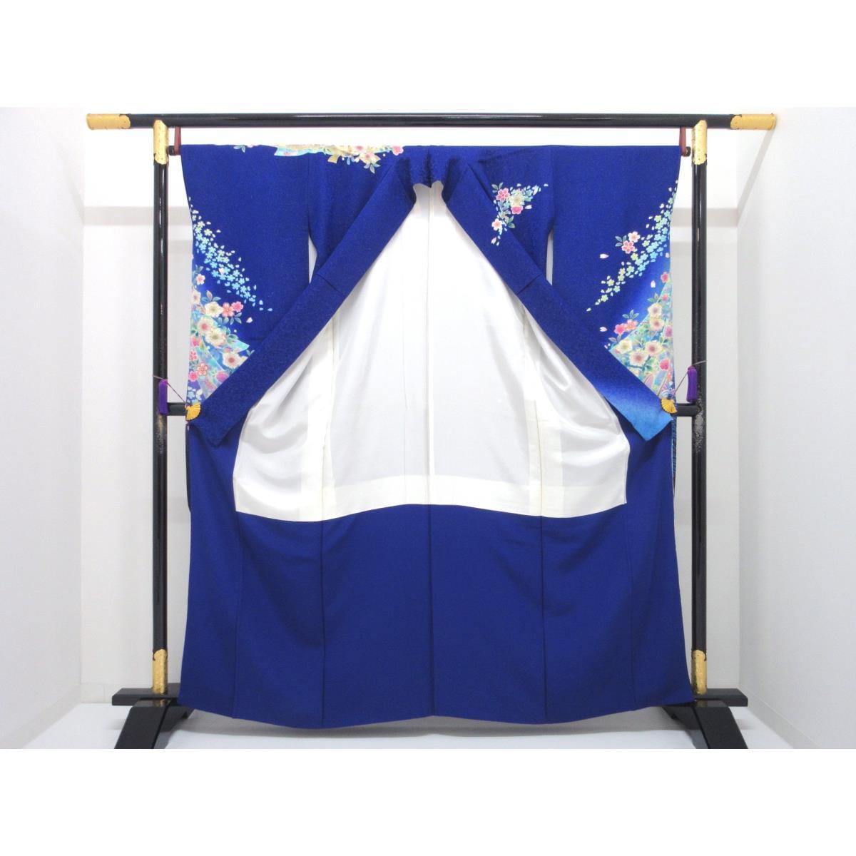 振袖　銀通しボカシ染　友禅金彩加工　刺繍入り