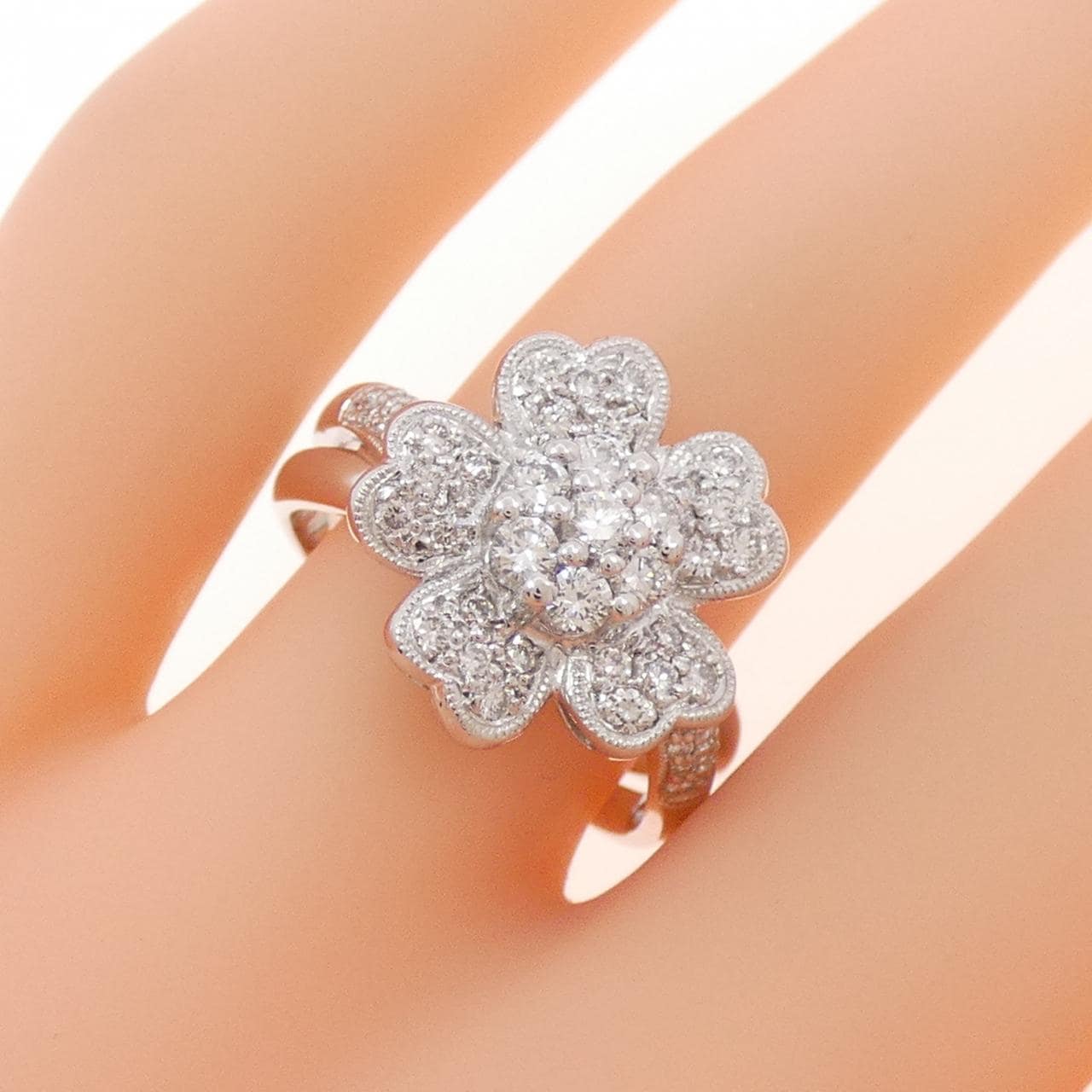 K18WG フラワー ダイヤモンド リング 0.64CT