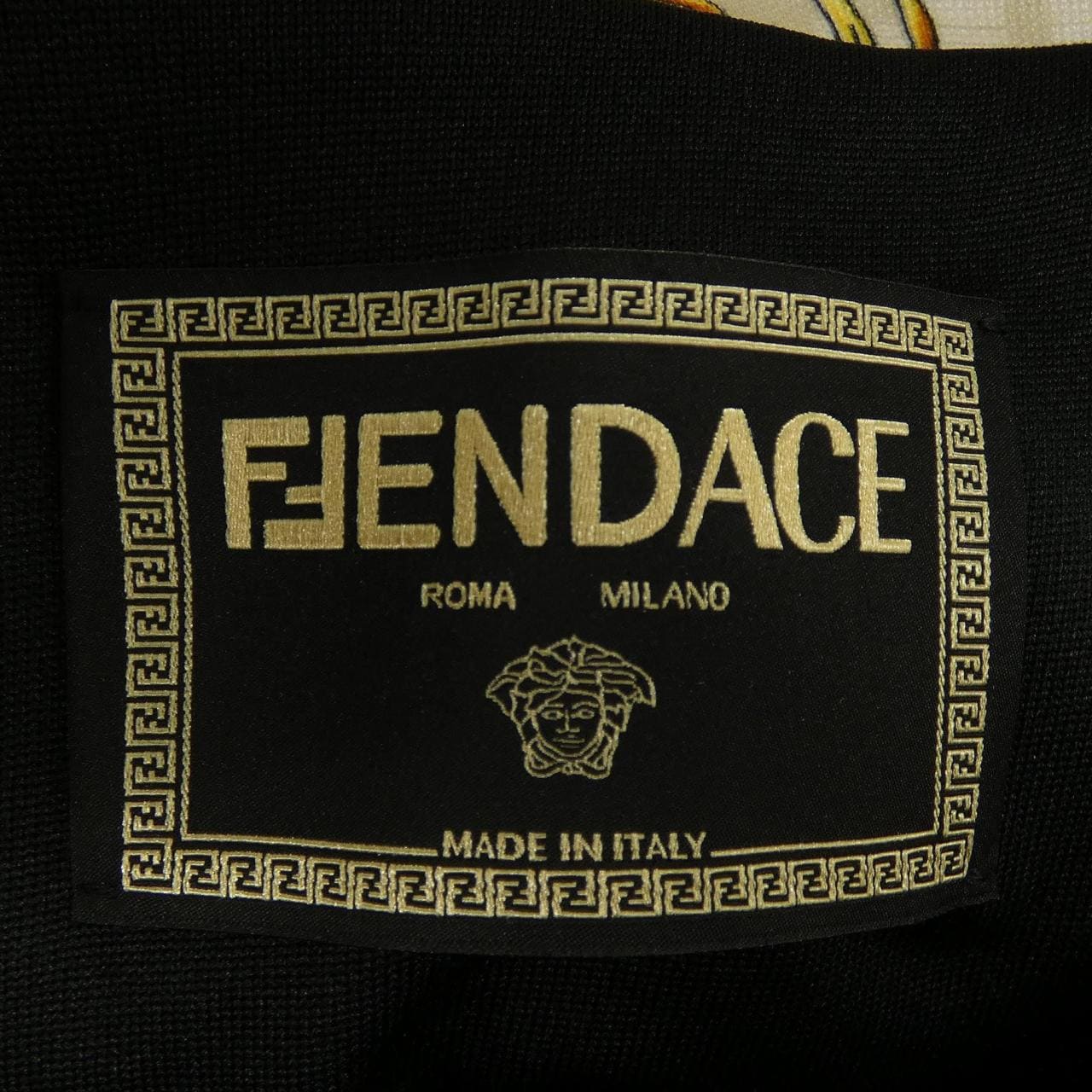 フェンダーチェ FENDACE FAF583 AKG0 パーカー
