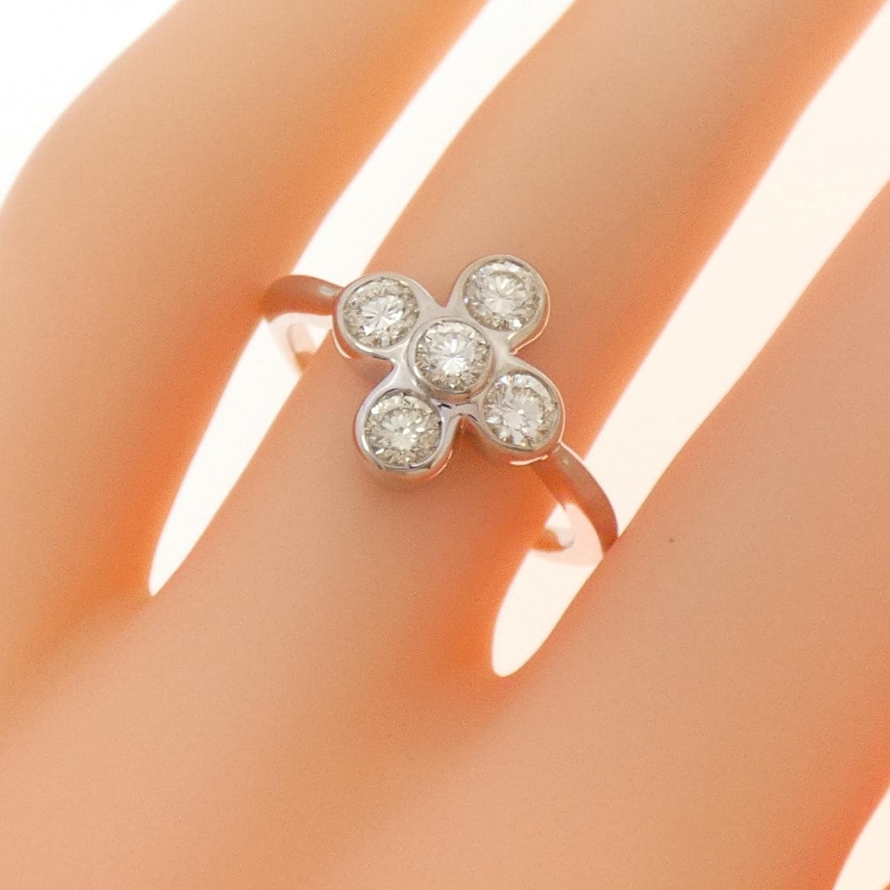 K18WG フラワー ダイヤモンド リング 0.67CT