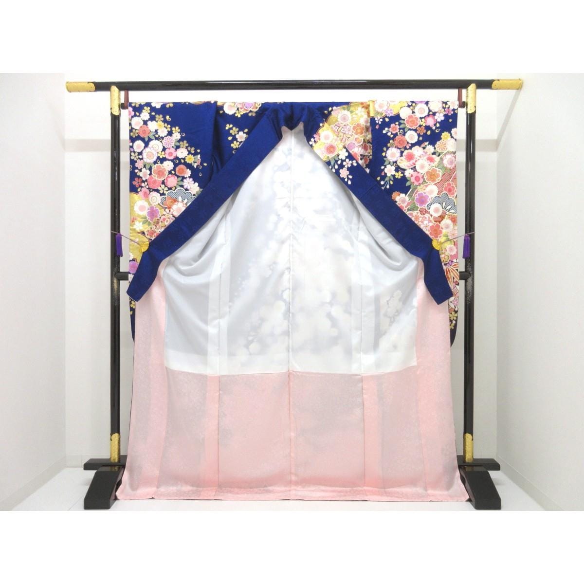 振袖　友禅金彩加工　刺繍入り