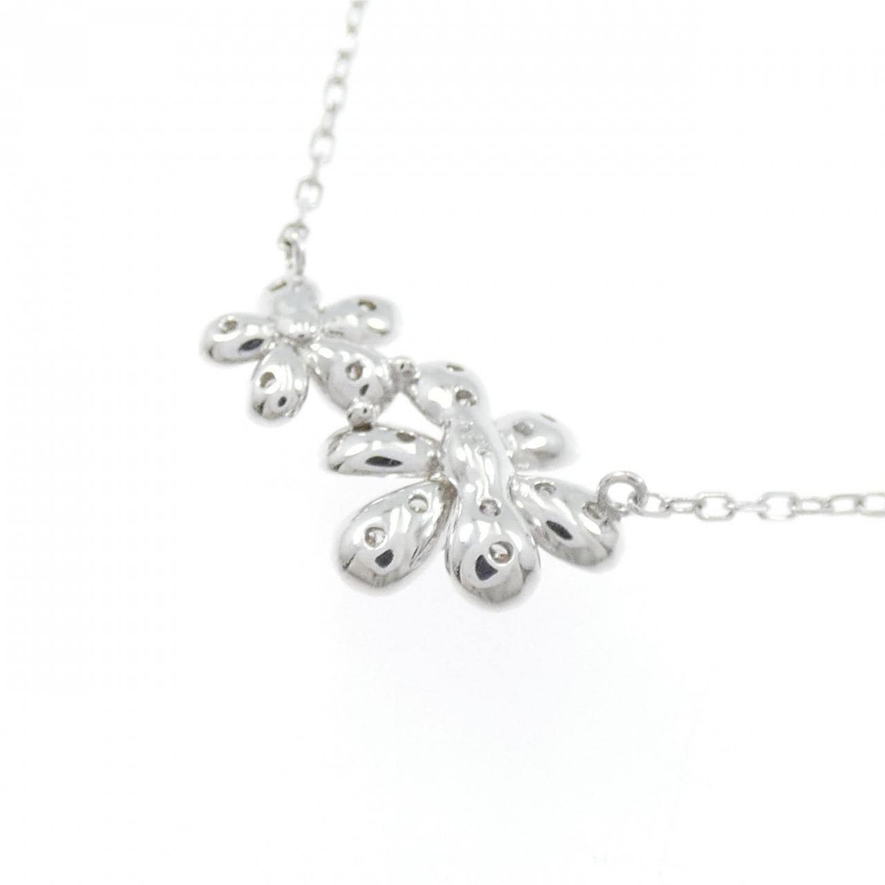 K18WG フラワー ダイヤモンド ネックレス 0.37CT