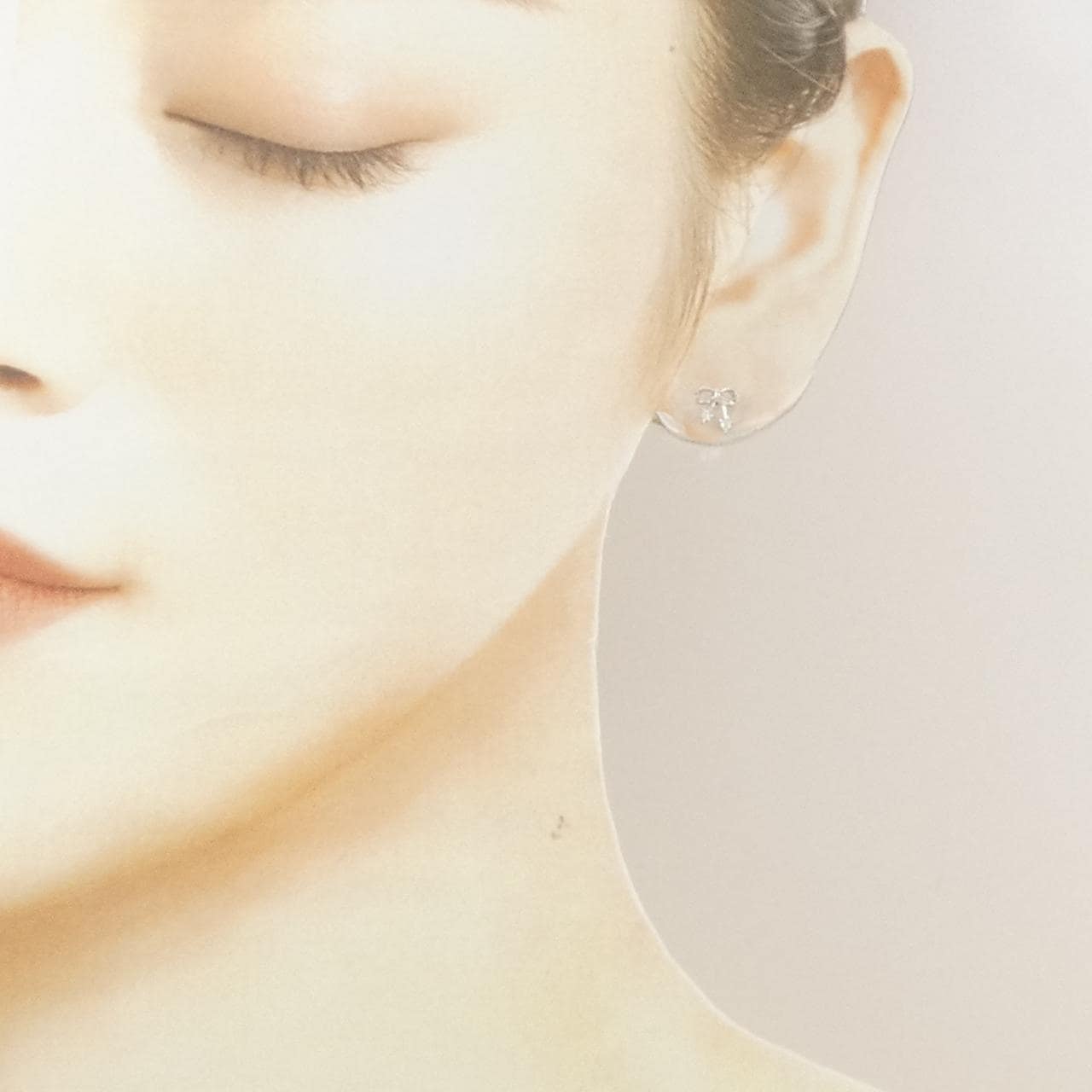 K10WG リボン ダイヤモンド ピアス 0.04CT