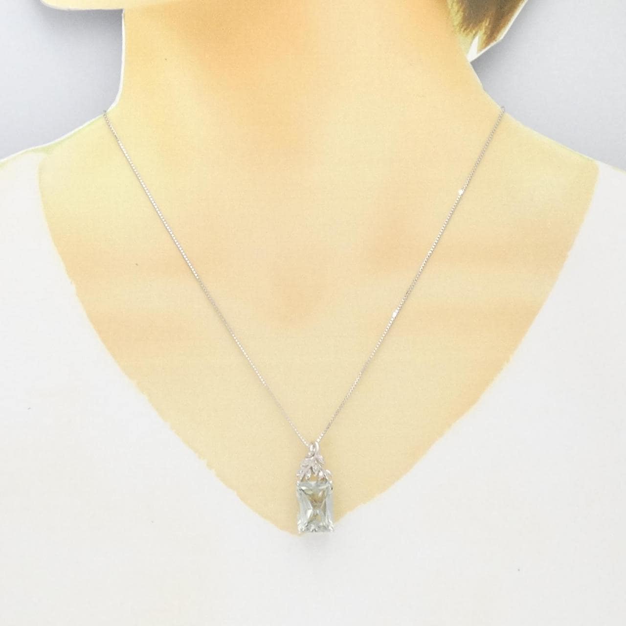 K18WG Quartz necklace