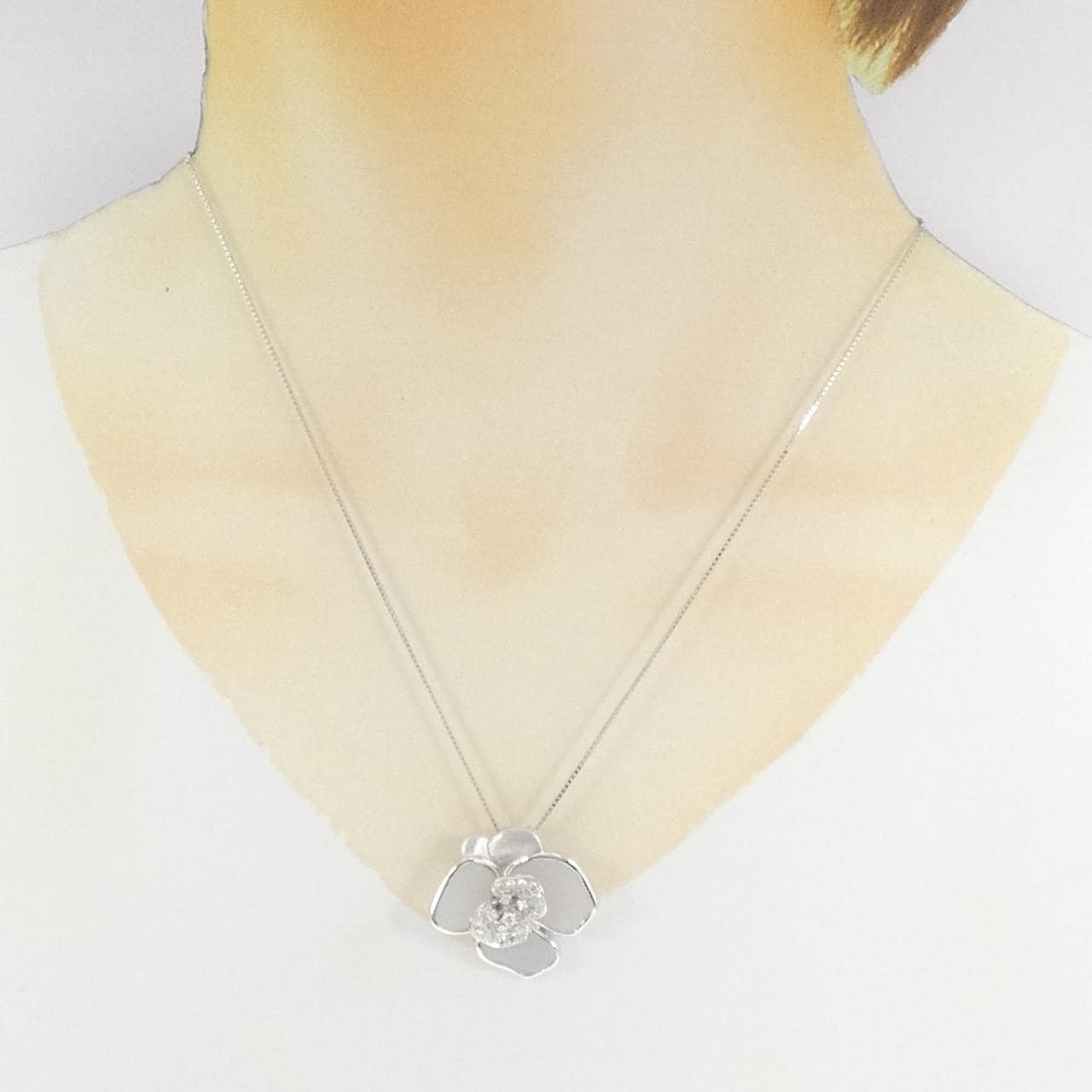 K18WG フラワー カルセドニー ネックレス 12.50CT